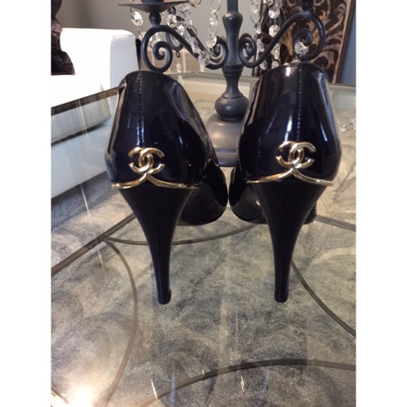 CHANEL patent leather pumps with gold-tone